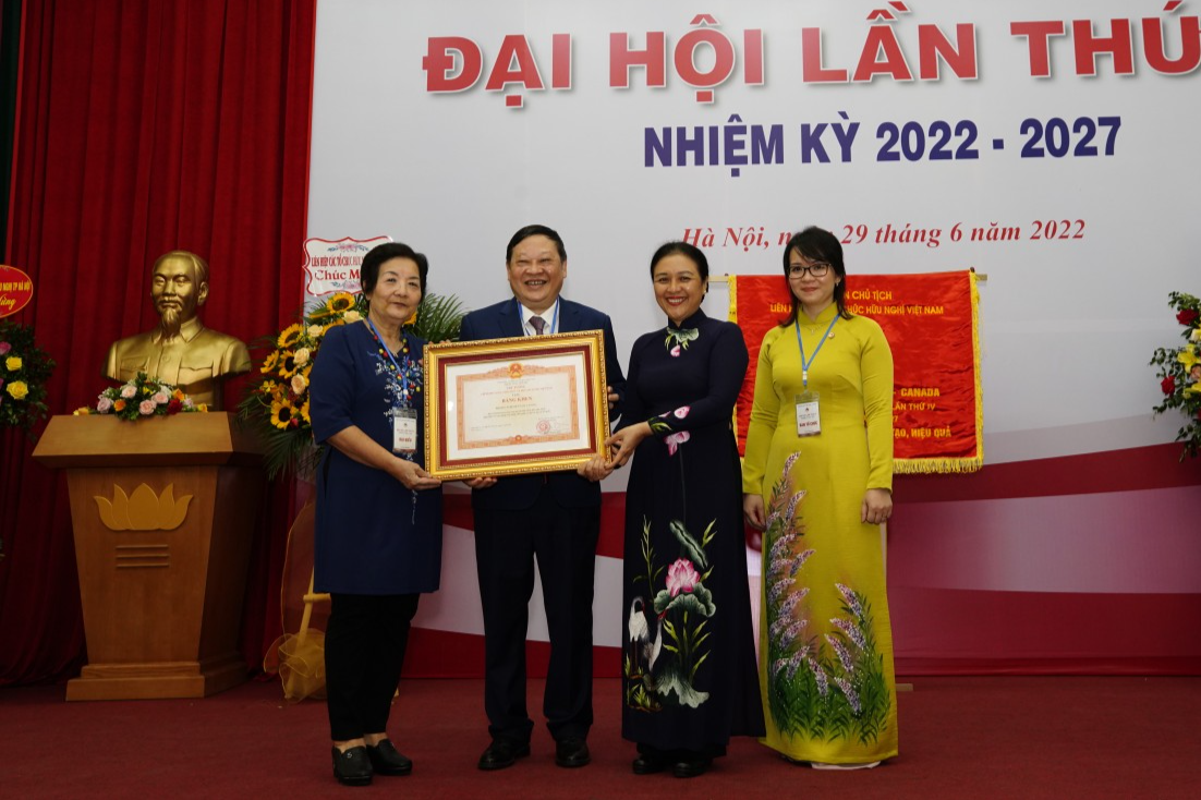 Chủ tịch VUFO Nguyễn Phương Nga trao Bằng khen của Thủ tướng Chính phủ cho Hội hữu nghị Việt Nam-Canada. 