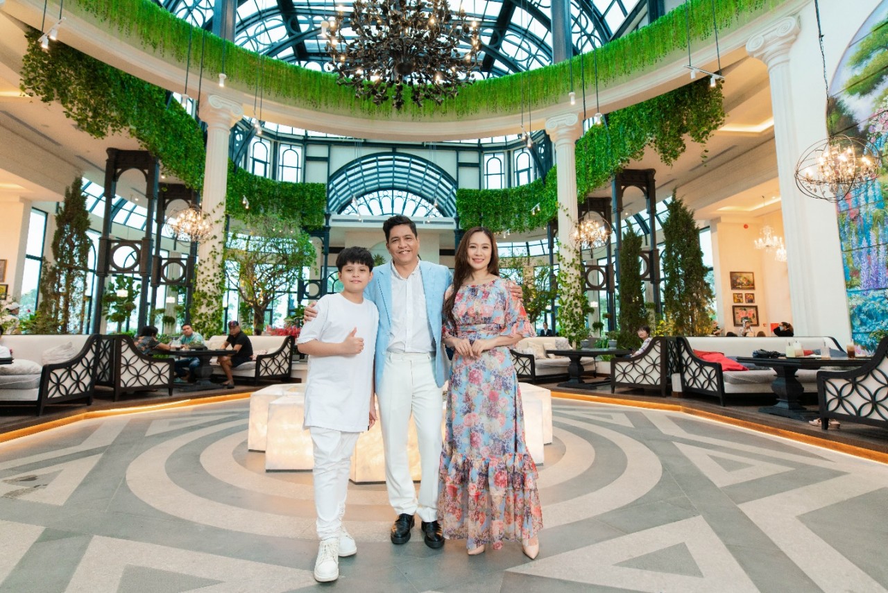 Cả nhà sao check-in dinh thự ánh sáng Garden Palace phong cách châu Âu - điểm đến được nhiều người chia sẻ trên mạng xã hội thời gian qua.