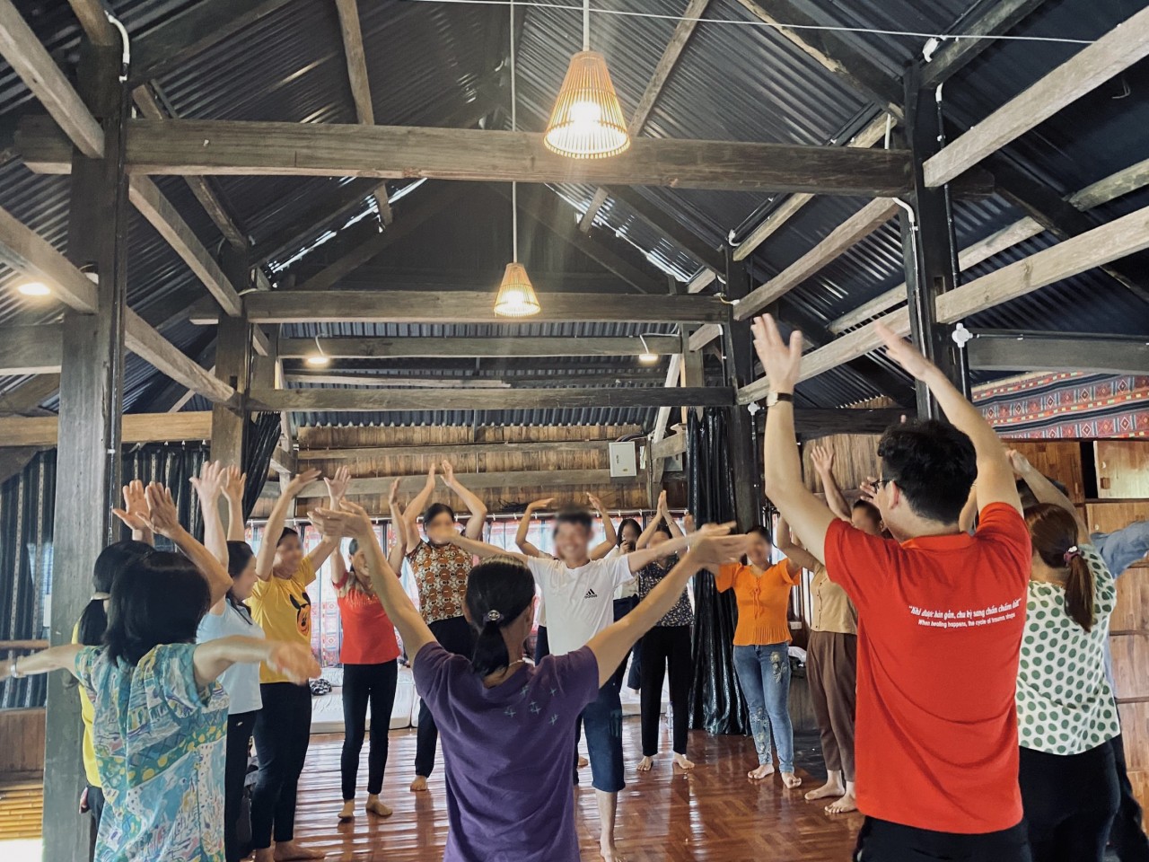 Các thành viên trong câu lạc bộ “Gia đình chung sức” sinh hoạt tại Suối Giàng.