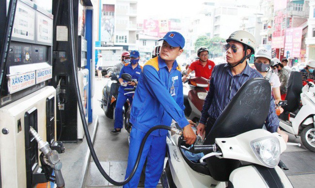 Giá xăng giảm hơn 400 đồng/lít