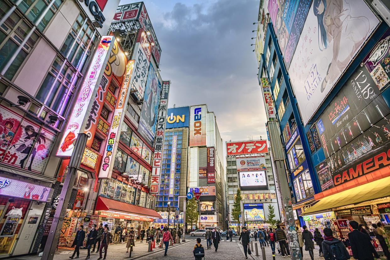 Tokyo rực rỡ ánh đèn màu. Ảnh: DUKAS/UNIVERSAL IMAGES GROUP VIA GETTY IMAGES