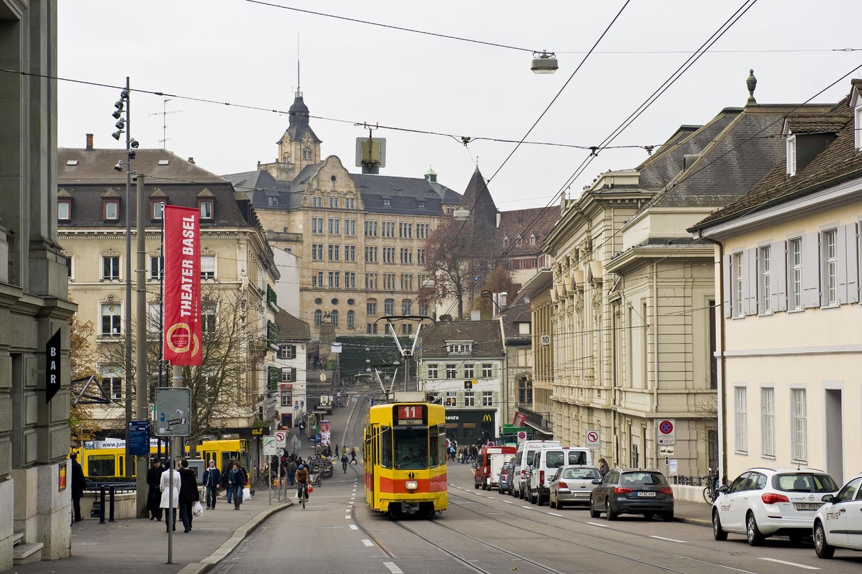 Tàu điện ở thành phố Basel. Ảnh: GIOVANNI MEREGHETTI/EDUCATION IMAGES/UNIVERSAL IMAGES GROUP VIA GETTY IMAGES