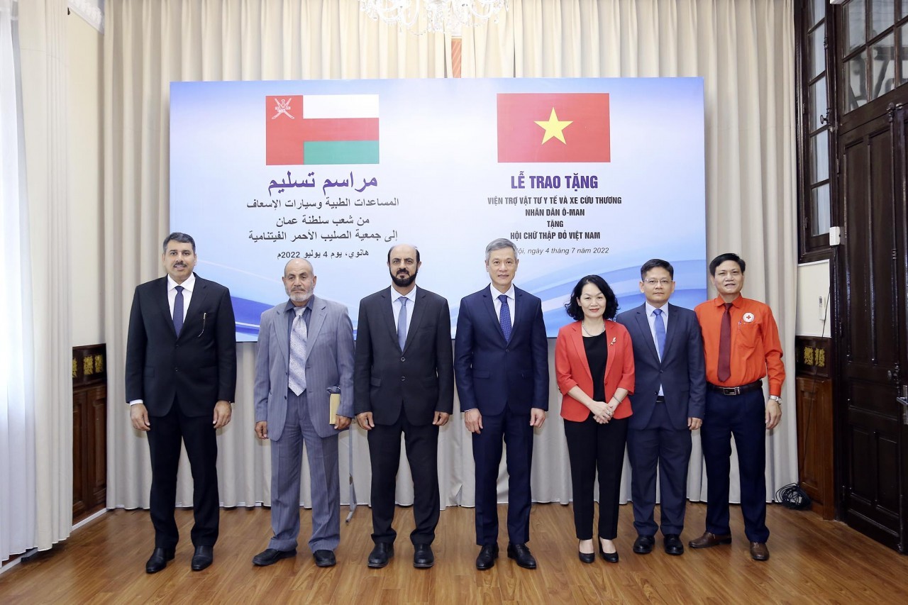 Vương quốc Oman trao tặng 2 xe cứu thương cùng một số vật tư y tế cho Việt Nam