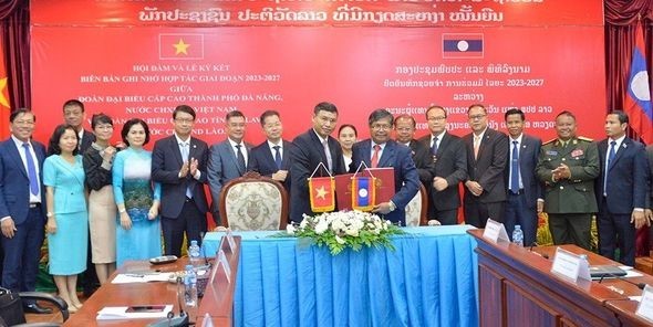 Hai bên trao đổi biên bản ghi nhớ hợp tác toàn diện. Ảnh: Vilayvon.