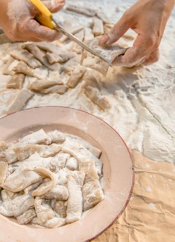 Bánh chè lam ngon nhất khi uống cùng nước chè nóng và thường được cắt miếng nhỏ để dễ ăn hơn. Ảnh sưu tầm
