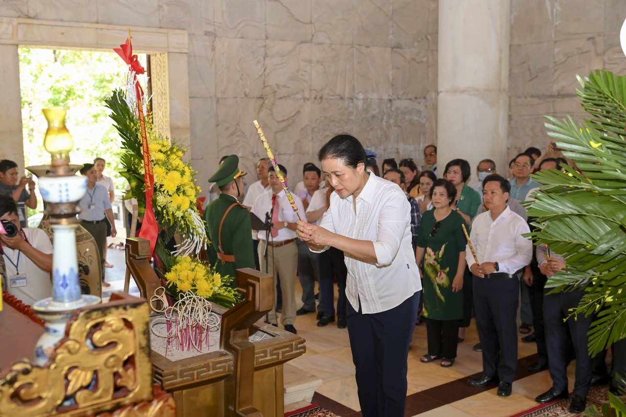 Đoàn đại biểu hệ thống Liên hiệp các tổ chức hữu nghị Việt Nam dâng hương, báo công với Bác tại Pác Bó