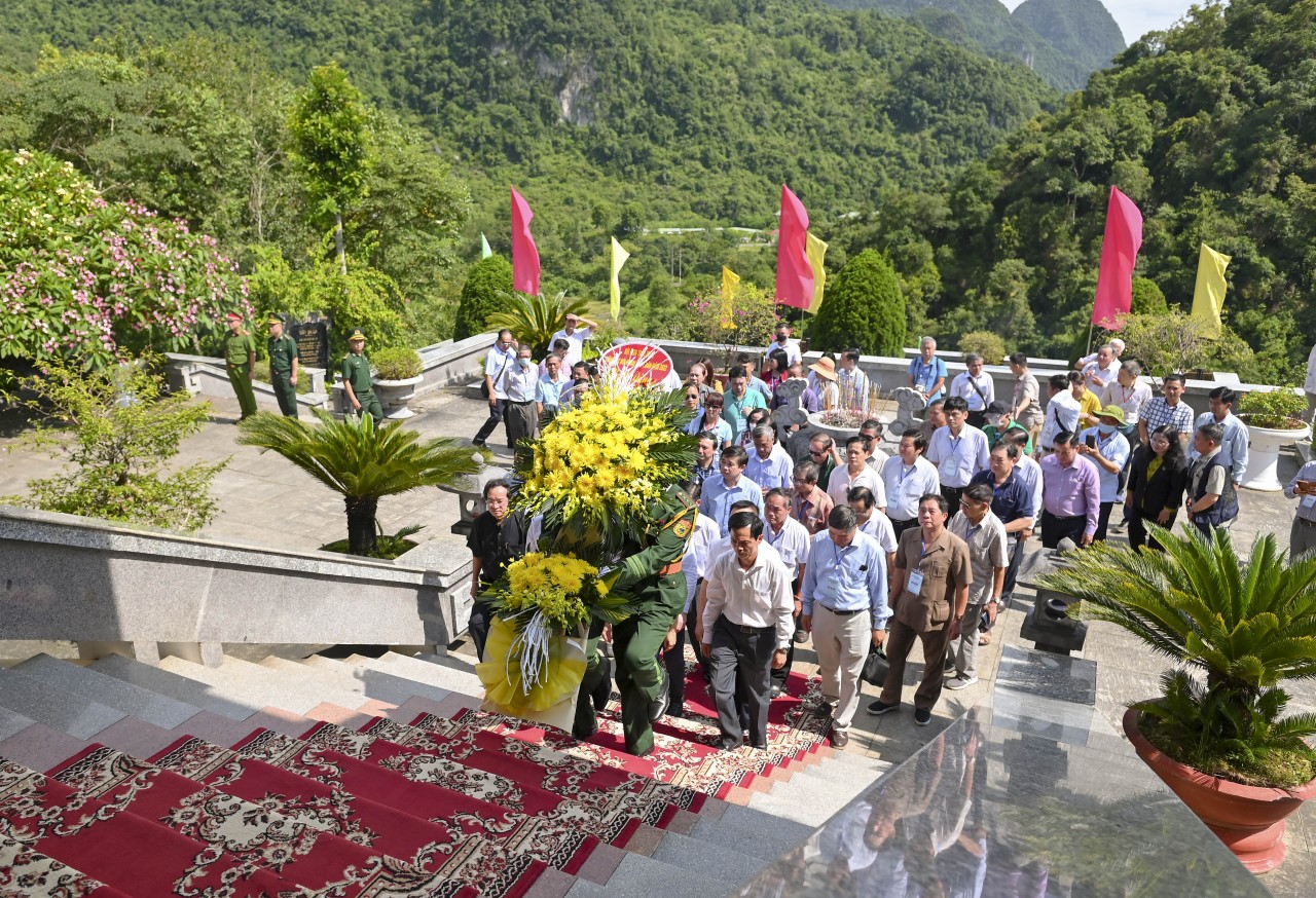 Đoàn đại biểu hệ thống Liên hiệp các tổ chức hữu nghị Việt Nam dâng hương, báo công với Bác tại Pác Bó
