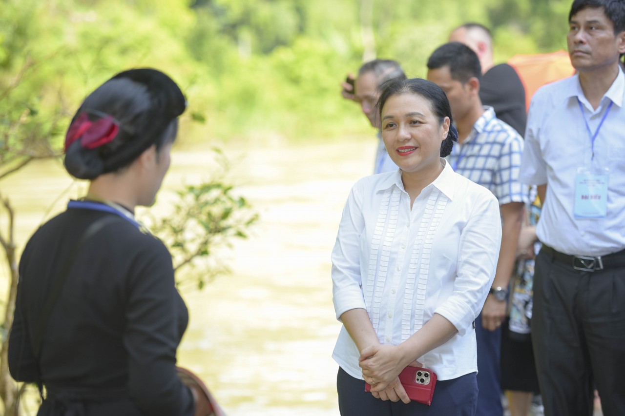 Đoàn đại biểu hệ thống Liên hiệp các tổ chức hữu nghị Việt Nam dâng hương, báo công với Bác tại Pác Bó