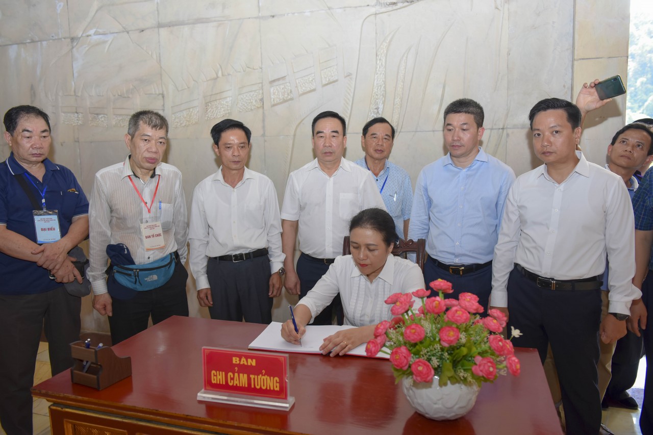 Đoàn đại biểu hệ thống Liên hiệp các tổ chức hữu nghị Việt Nam dâng hương, báo công với Bác tại Pác Bó