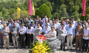 Đoàn đại biểu hệ thống Liên hiệp các tổ chức hữu nghị Việt Nam dâng hương, báo công với Bác tại Pác Bó