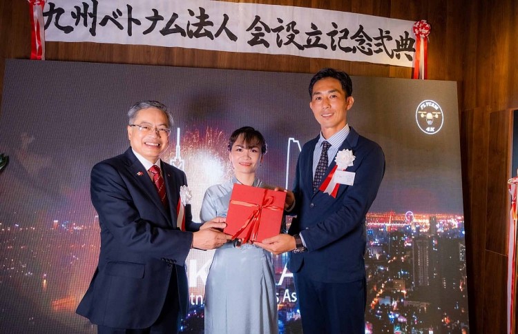 Tổng lãnh sự Vũ Bình tặng quà hai đồng Chủ tịch Hiệp hội. Ảnh: Báo TG&VN