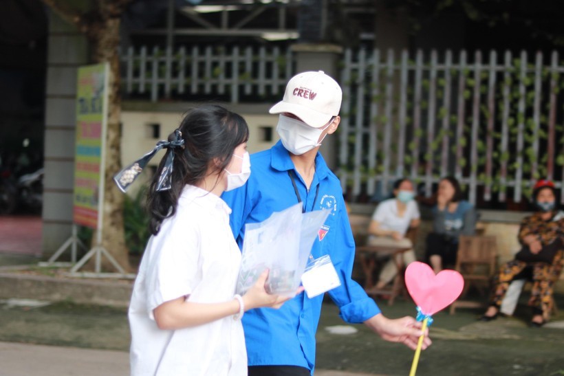 Tình nguyện viên hỏi thăm, tận tình giúp đỡ thí sinh tại điểm thi Trường THPT Lục Nam chiều 7/7. Ảnh: Báo Giáo dục và thời đại