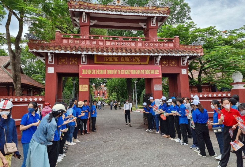 Lực lượng tình nguyện viên tham gia tiếp sức tại điểm thi trường THPT Quốc học Huế (TP Huế).