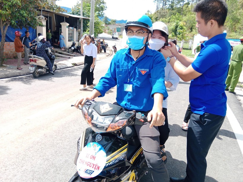 đội hình xe ôm tình nguyện đã thực hiện hỗ trợ hơn 720 lượt xe miễn phí cho thí sinh.