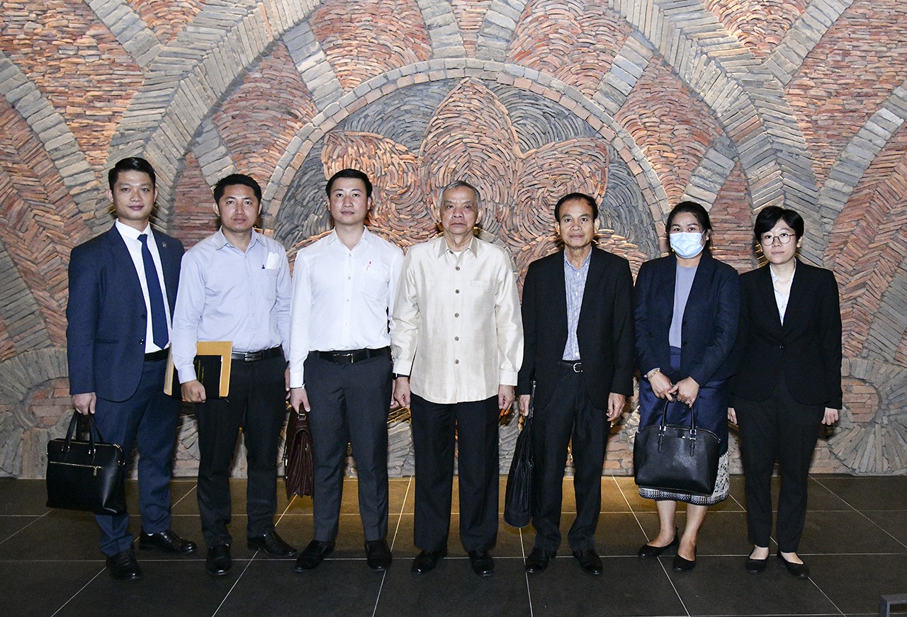 ĐOÀN ĐẠI BIỂU QUỐC HỘI LÀO THAM QUAN KHU TRƯNG BÀY KHẢO CỔ NHÀ QUỐC HỘI