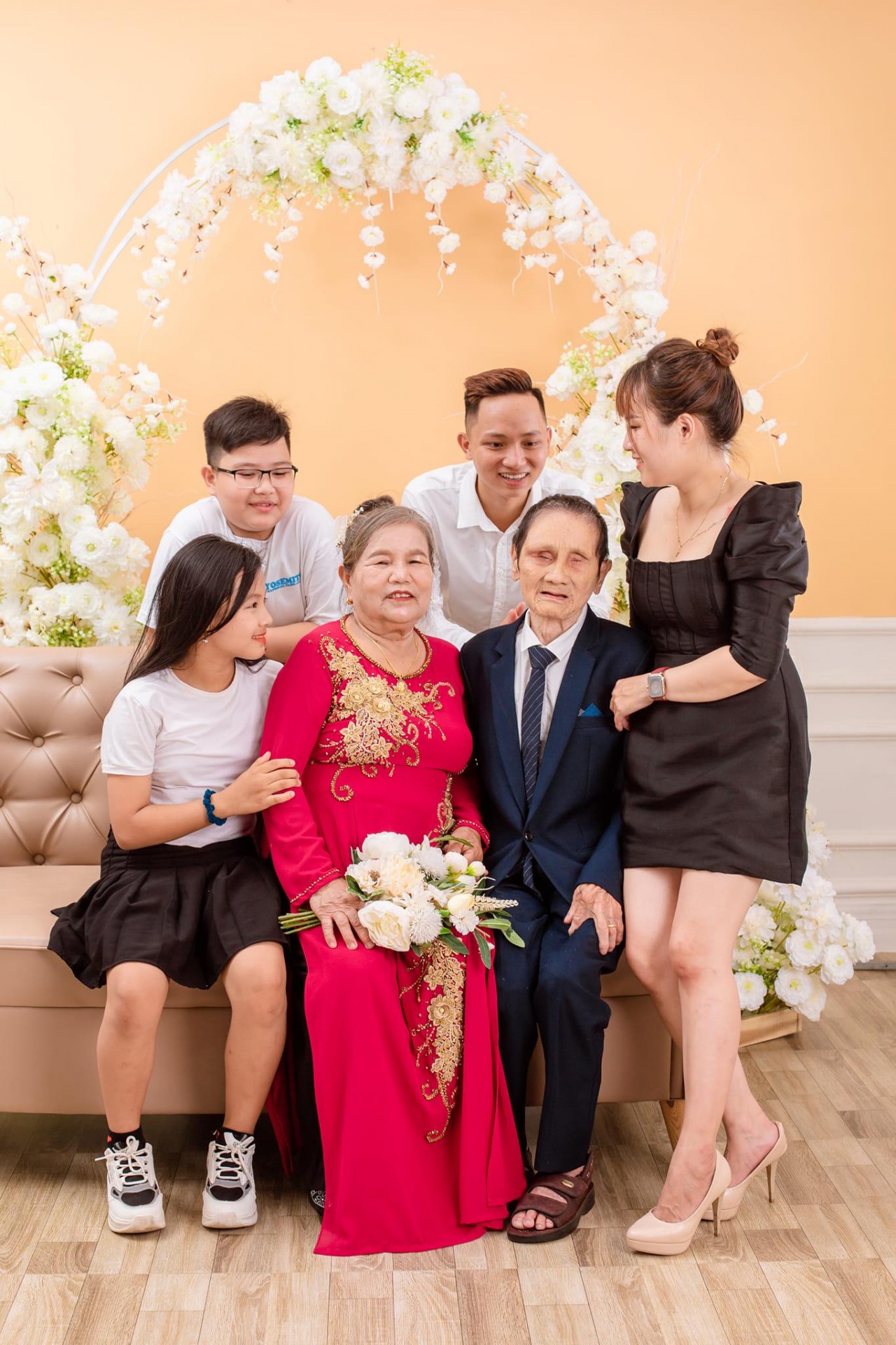 Bộ ảnh cưới của cặp đôi U80 gây xúc động vì câu chuyện phía sau