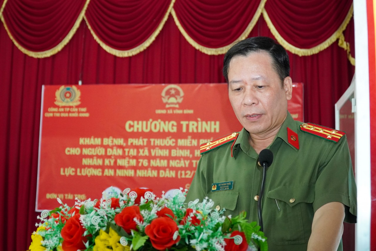 Khám bệnh, phát thuốc miễn phí và tặng 300 phần quà cho người nghèo tại xã vùng sâu