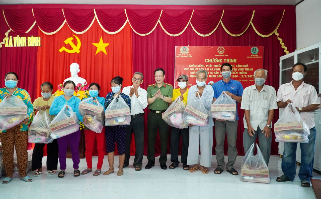 Khám bệnh, phát thuốc miễn phí và tặng 300 phần quà cho người nghèo tại xã vùng sâu