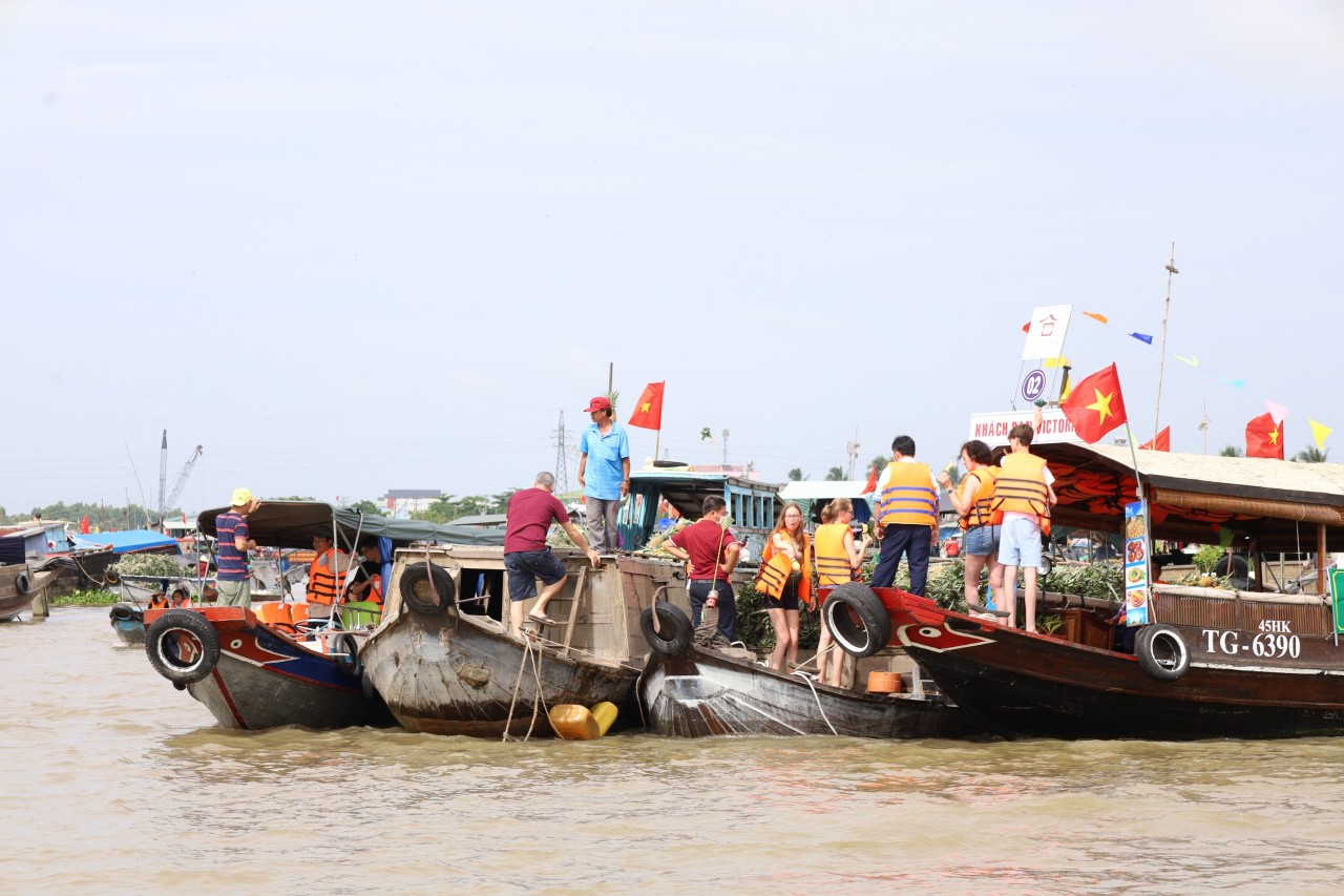 Chợ nổi Cái Răng - điểm đến hàng đầu của du khách khi đến Cần Thơ
