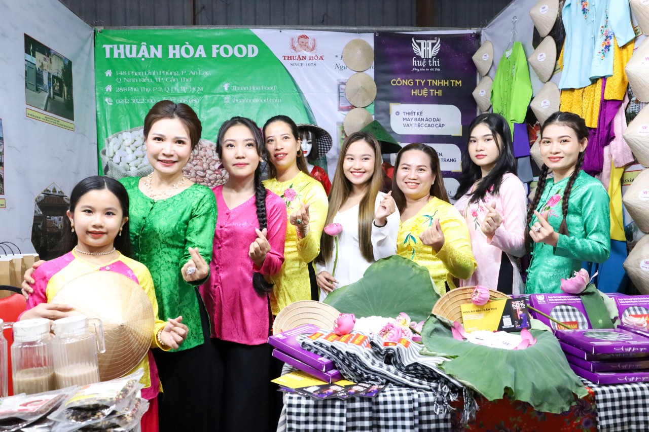 Chợ nổi Cái Răng - điểm đến hàng đầu của du khách khi đến Cần Thơ