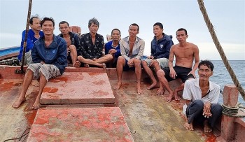 10 thuyen vien bi song danh chim tren bien 1 nguoi mat tich