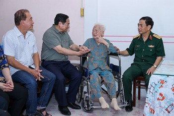 lanh dao dang va nha nuoc tham tang qua cac thuong binh gia dinh chinh sach
