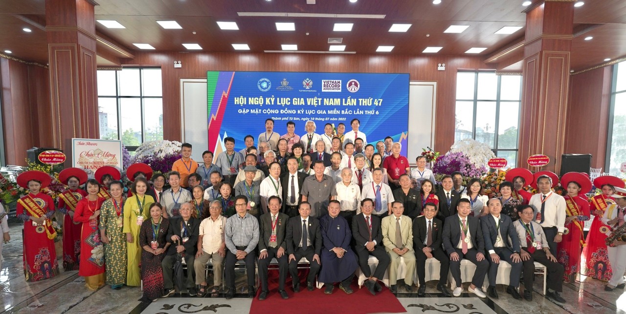 Các khách mời chụp ảnh tại chương trình hội ngộ.