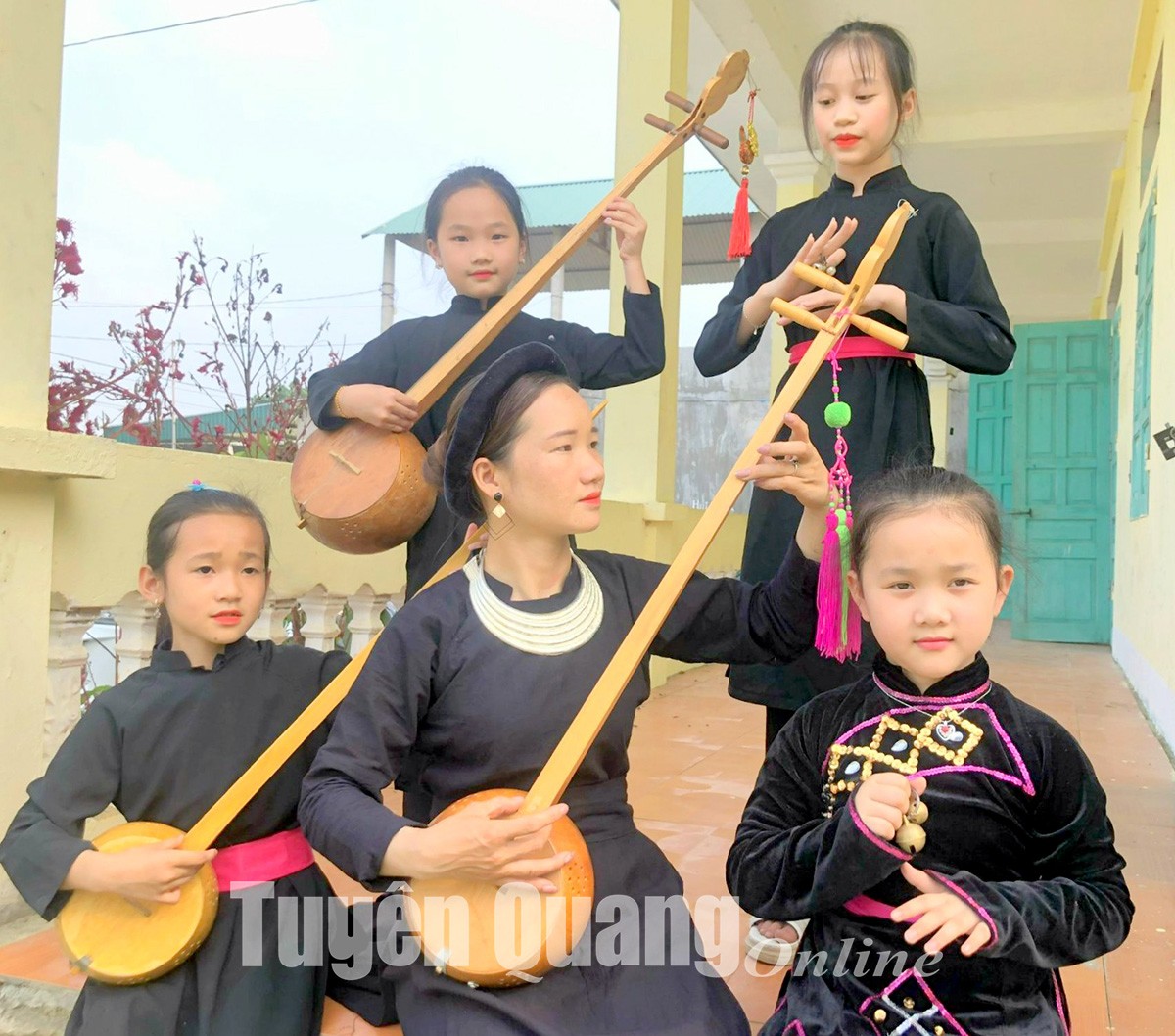 Về Quan Hạ nghe tiếng hát thần tiên