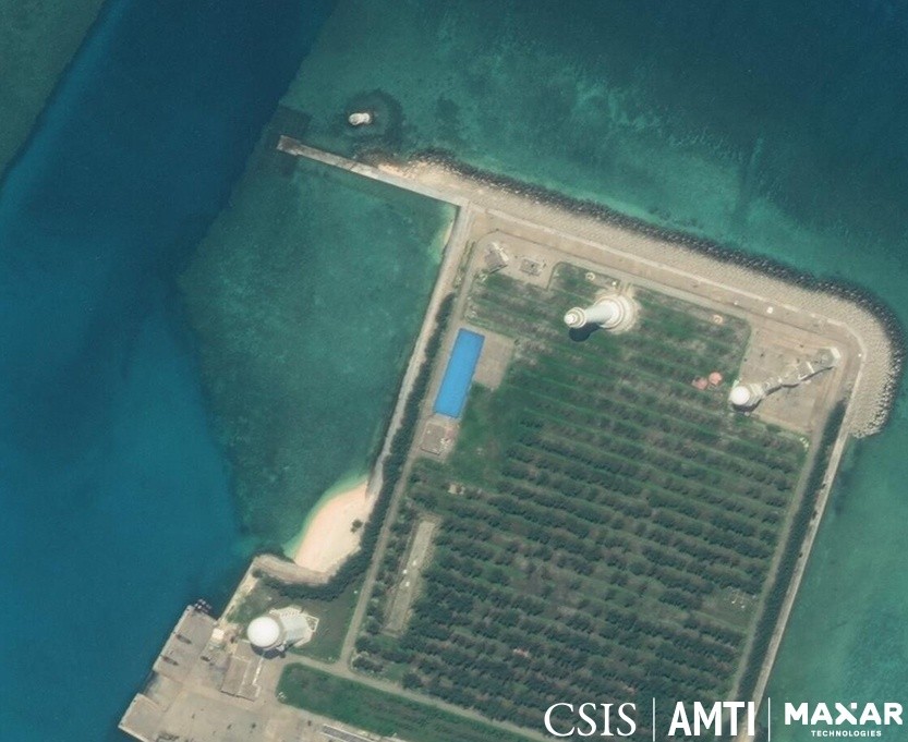 Cấu trúc màu xanh bí ẩn trên đá Châu Viên thuộc Trường Sa vào tháng 5.2022  AMTI/MAXAR