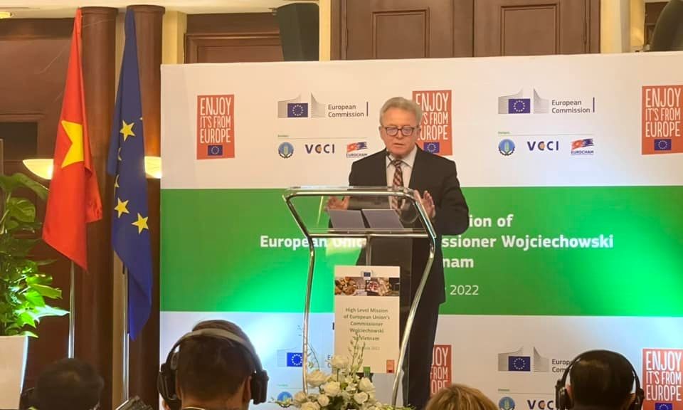 Ông Janusz Wojciechowski, Cao ủy châu Âu phụ trách nông nghiệp phát biểu tại diễn đànDiễn đàn kinh doanh Nông nghiệp Việt Nam-EU do Liên đoàn Thương mại và Công nghiệp Việt Nam (VCCI) phối hợp với Ủy ban châu Âu, Bộ Nông nghiệp và Phát triển nông thôn cùng Hiệp hôi Doanh nghiệp Châu Âu tại Việt Nam tổ chức ngày 11/7 tại Hà Nội. Ảnh: 