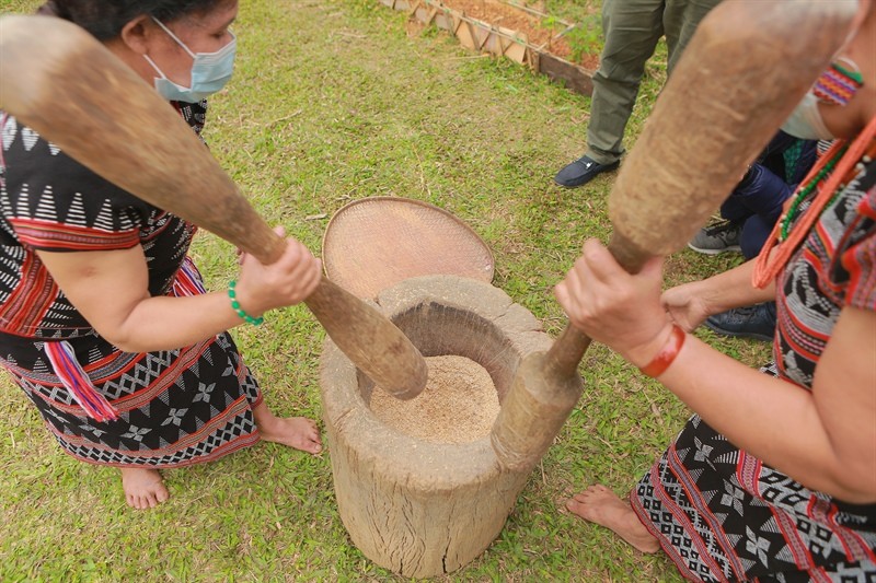 Bánh “tình yêu” của đồng bào Tà Ôi Bánh “tình yêu” của đồng bào Tà Ôi