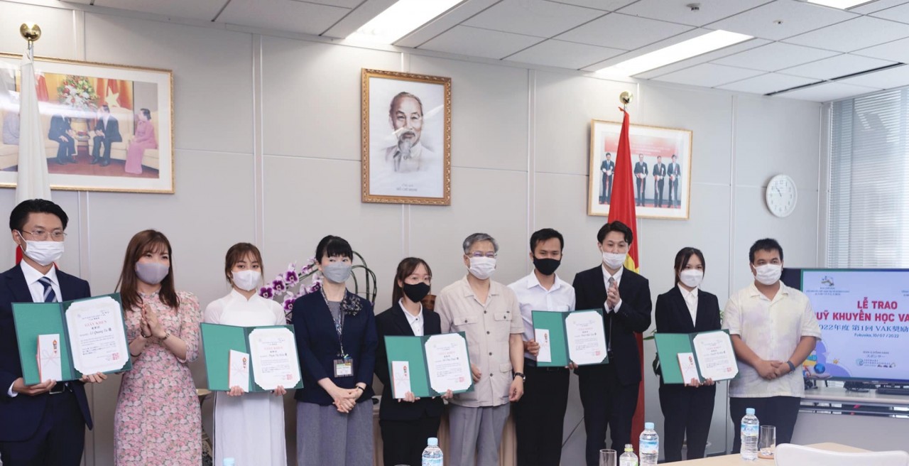 Trao học bổng cho sinh viên Việt Nam tại Nhật Bản