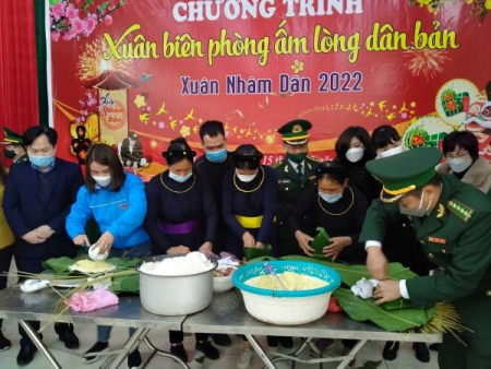 Bà con các dân tôc cùng Bộ đội Biên phòng cửa khẩu Chi Ma gói bánh chưng trong Chương trình Xuân Biên phòng ấm lòng dân bản năm 2022