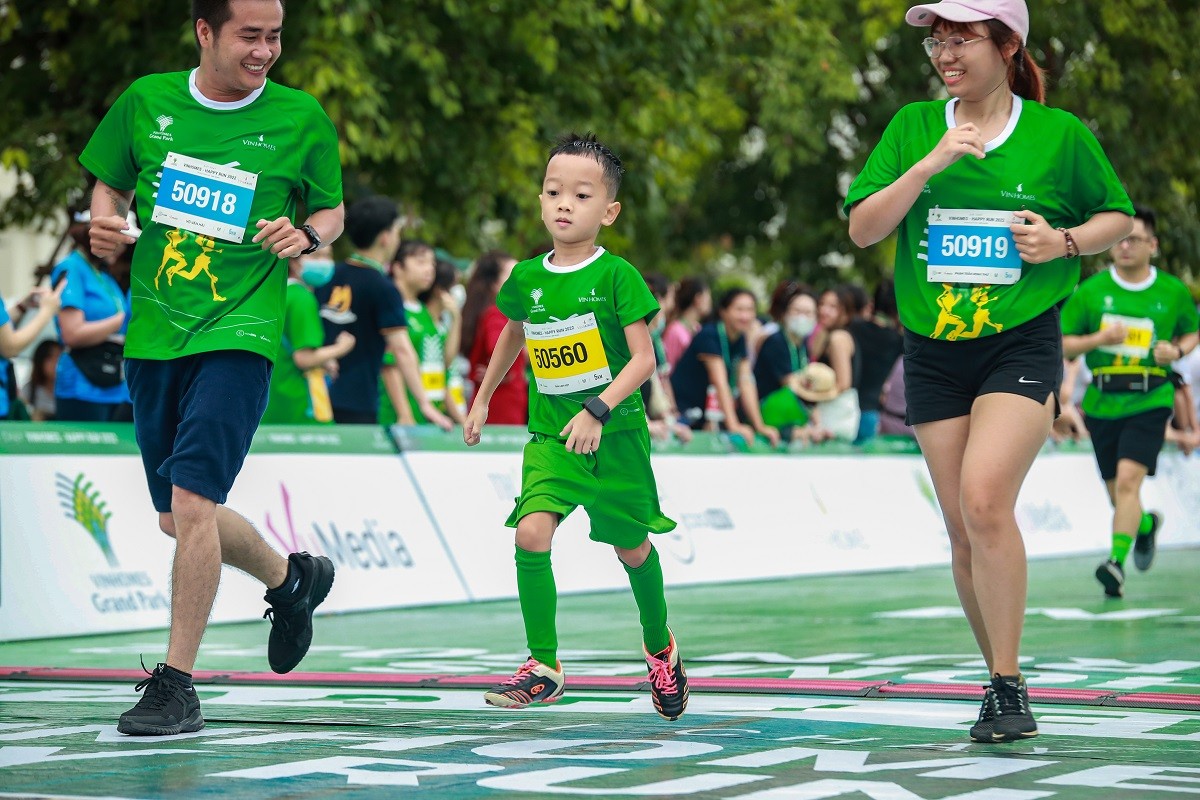 Các vận động viên nhí hăng hái cùng ba mẹ thực hiện những đường chạy nước rút để về đích.