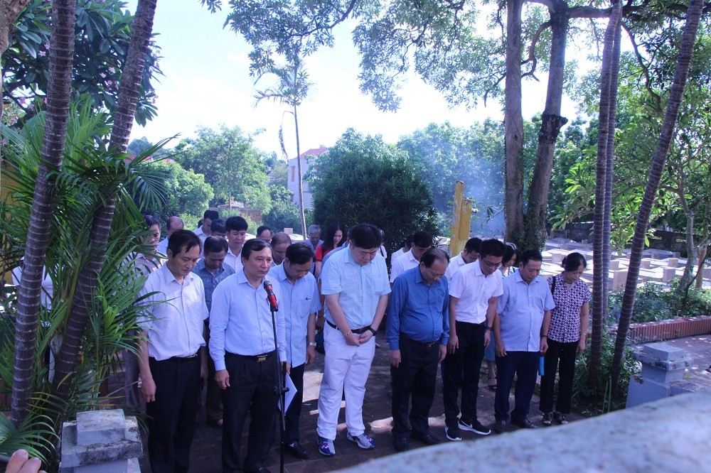 Liên hiệp các tổ chức hữu nghị tỉnh Bắc Giang viếng nghĩa trang liệt sĩ quân tình nguyện Trung Quốc