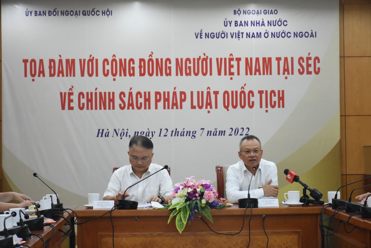 Tiếp thu những tâm tư của bà con kiều bào tại Cộng hoà Séc về quốc tịch