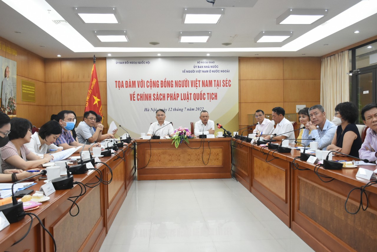 Tiếp thu những tâm tư của bà con kiều bào tại Cộng hoà Séc về quốc tịch