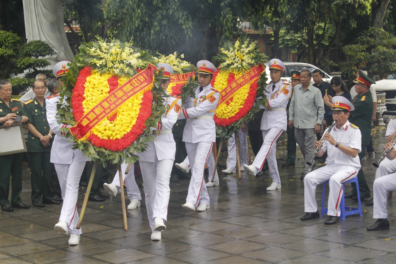 Đoàn đại biểu vào dâng hương, dâng hoa tưởng nhớ, tri ân các anh hùng liệt sĩ (Ảnh: Thành Luân).