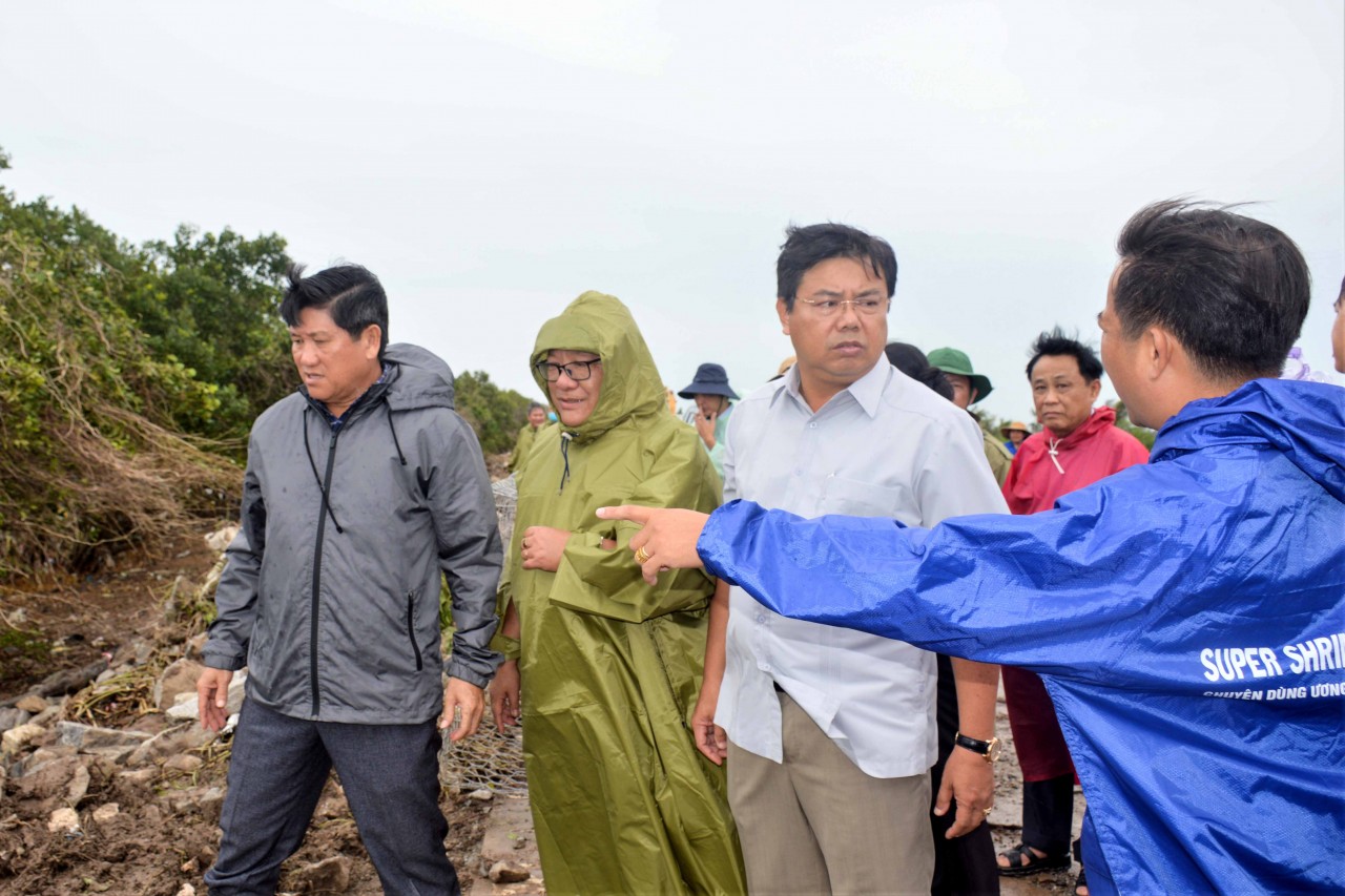Cà Mau: Hơn 100 m đê biển Tây bị sạt lở
