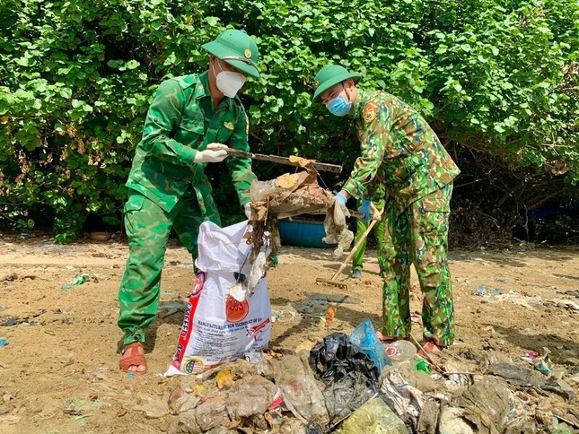 Quảng Ngãi: Bộ Tư lệnh vùng Cảnh sát biển 2 cùng người dân thu gom rác tại cửa biển Sa Cần
