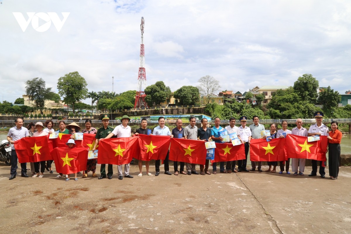 Biên phòng Quảng Ninh tặng quà, phổ biến luật cho ngư dân bám biển