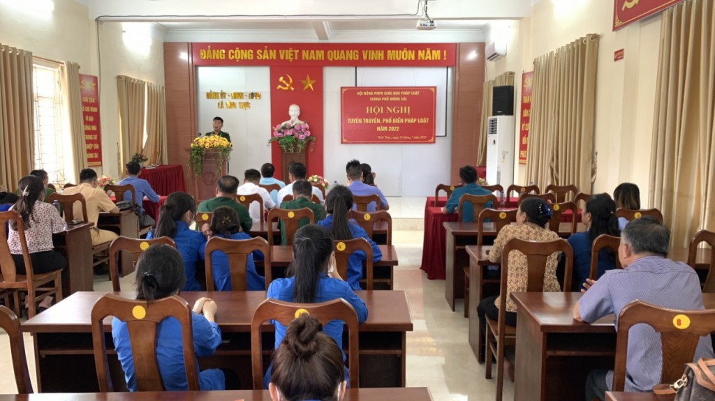 Biên phòng Quảng Ninh tặng quà, phổ biến luật cho ngư dân bám biển