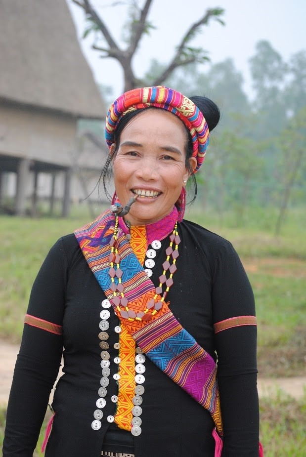 Hài hoà sắc phục của người Bru-Vân Kiều