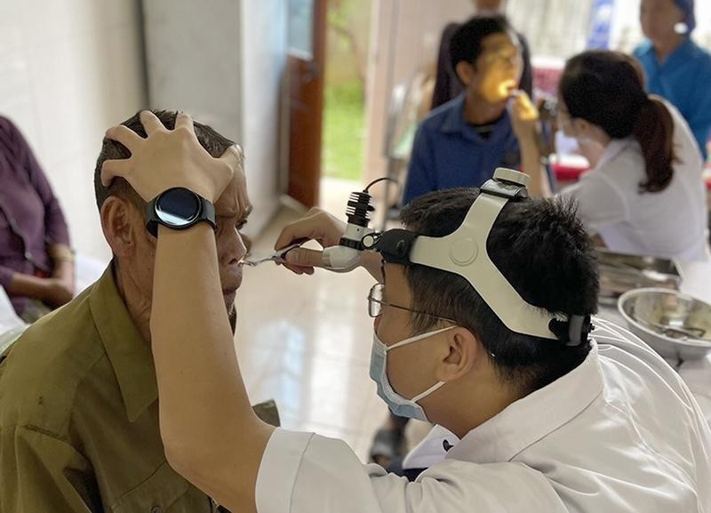 Khám, tư vấn sức khỏe và phát thuốc miễn phí cho bà con biên giới