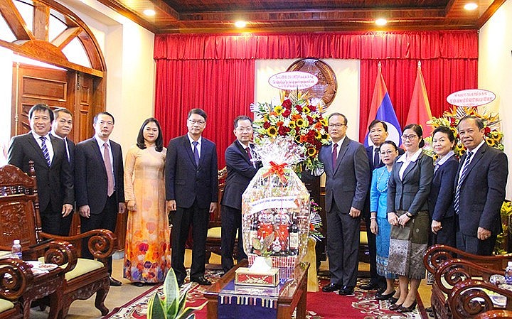 Bí thư Thành ủy Nguyễn Văn Quảng và lãnh đạo thành phố tặng hoa chúc mừng Tổng Lãnh sự quán Lào tại Đà Nẵng. Ảnh: Danang.gov.vn