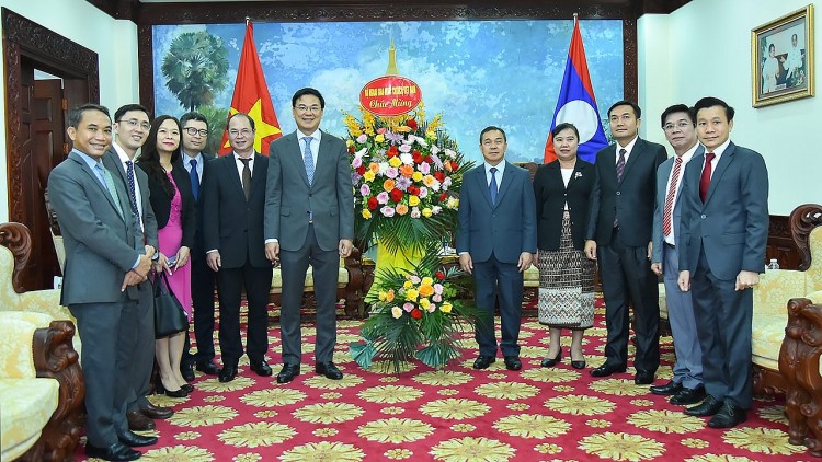 Thứ trưởng Ngoại giao Phạm Quang Hiệu dẫn đầu đoàn Bộ Ngoại giao đến Đại sứ quán Lào tại Việt Nam chúc mừng nhân dịp kỷ niệm 60 năm Ngày thiết lập quan hệ ngoại giao Việt Nam-Lào. Ảnh: Anh Sơn