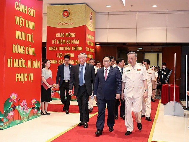 Lực lượng Cảnh sát nhân dân kỷ niệm 60 năm Ngày Truyền thống và đón nhận phần thưởng cao quý