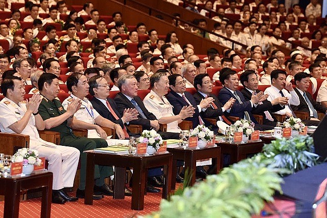 Lực lượng Cảnh sát nhân dân kỷ niệm 60 năm Ngày Truyền thống và đón nhận phần thưởng cao quý