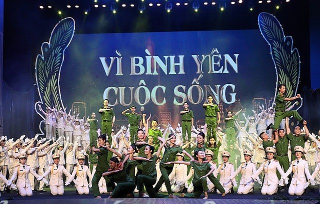 Lực lượng Cảnh sát nhân dân kỷ niệm 60 năm Ngày Truyền thống và đón nhận phần thưởng cao quý