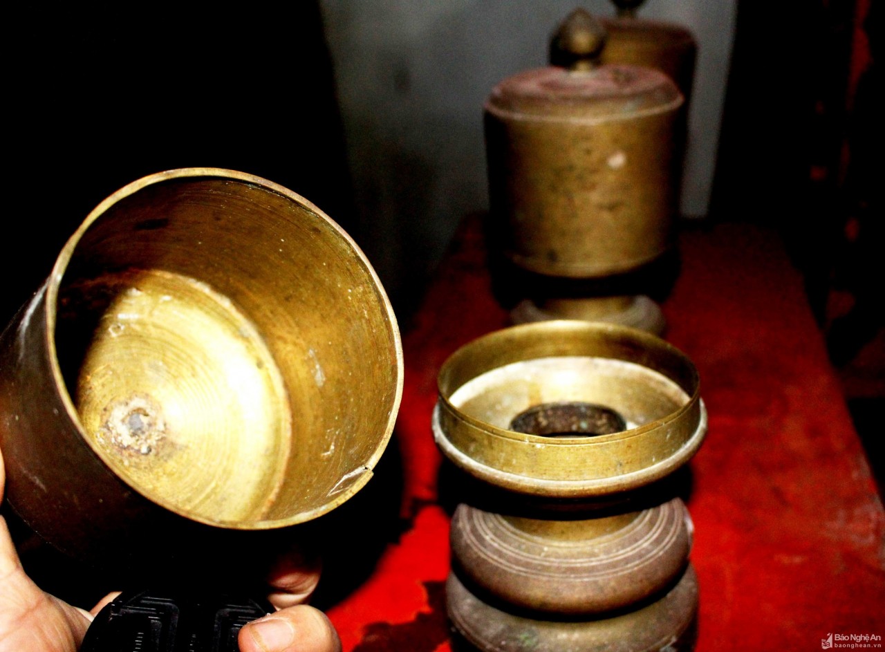 Ngôi đền ở Nghệ An lưu giữ nhiều đạo sắc phong, đồ tế khí cổ quý giá Ngôi đền ở Nghệ An lưu giữ nhiều đạo sắc phong, đồ tế khí cổ quý giá